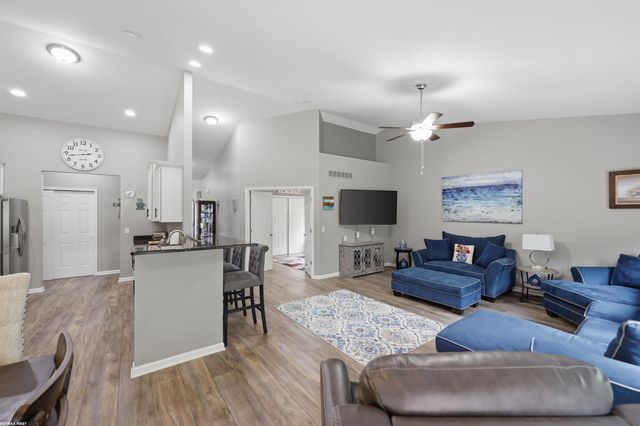 40478 Oakbrook Drive, Sterling Heights, MI 48310