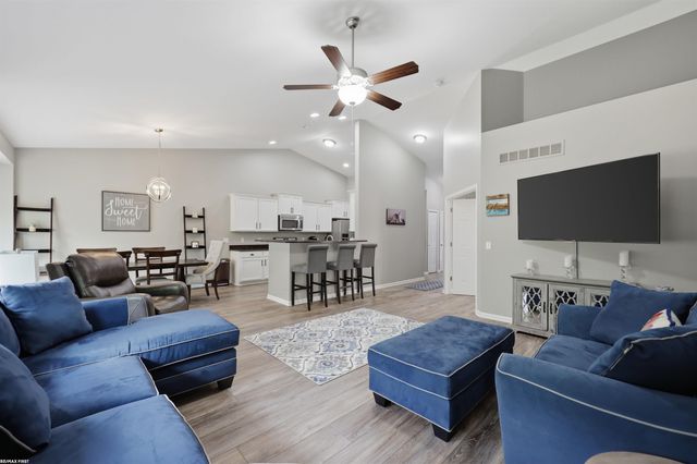 40478 Oakbrook Drive, Sterling Heights, MI 48310