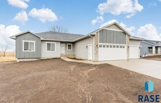 905 N McCormick St, Lennox, SD 57039