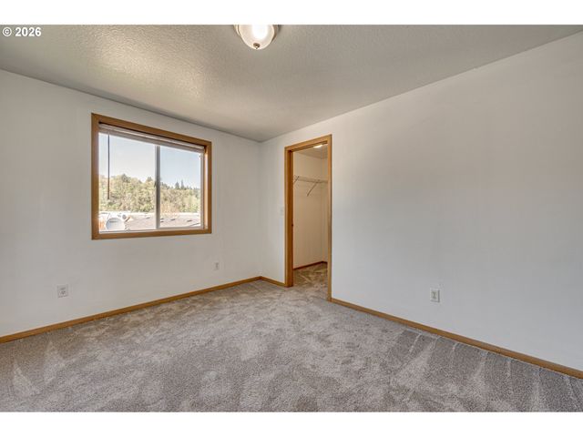 1945 BLACKTAIL Ln, Woodland, WA 98674