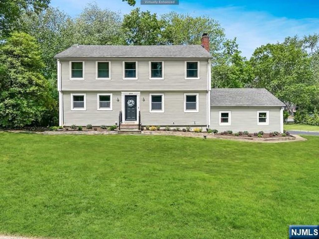 204 Deerfield Lane, Franklin Lakes, NJ 07417