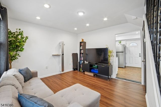 35 Hickory St, Bloomfield Twp., NJ 07003