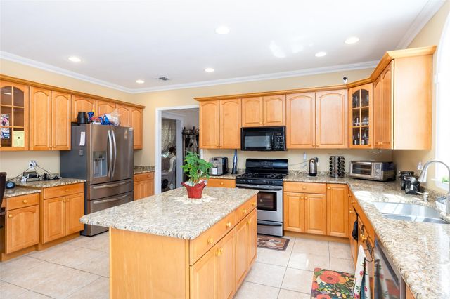 81 Stoothhoff Road, East Northport, NY 11731