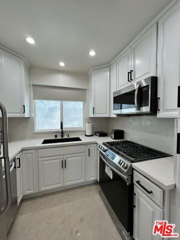 8757 Dorrington Avenue B, West Hollywood, CA 90048