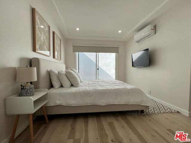 8757 Dorrington Avenue B, West Hollywood, CA 90048