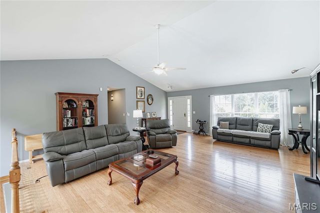 4870 Country Club Drive, High Ridge, MO 63049