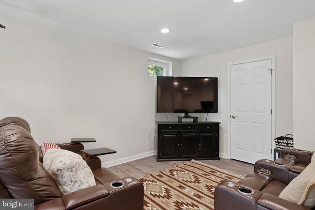 6732 CHURCHILL RD, Mclean, VA 22101