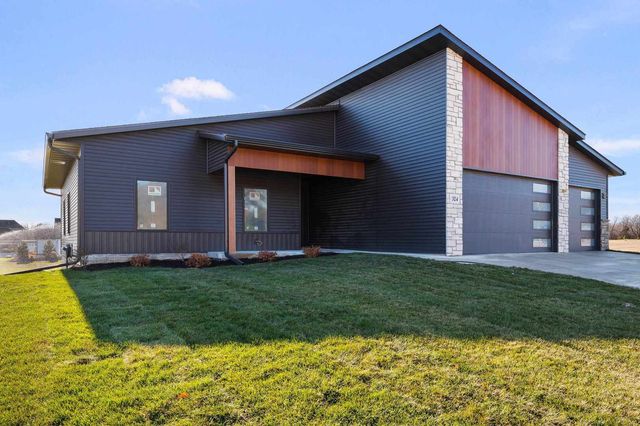 324 Linda Lane, Riverdale, IA 52722