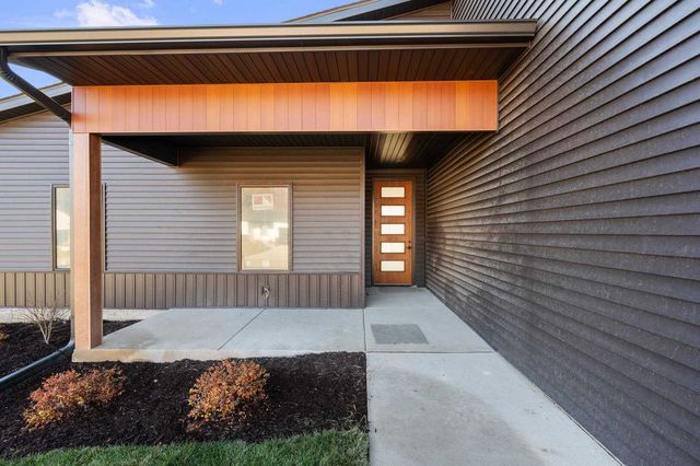 324 Linda Lane, Riverdale, IA 52722