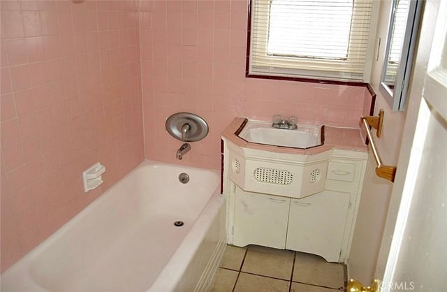 1945 W Vernon, Los Angeles, CA 90062