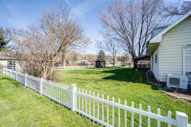 402 W Front St, Albion, WA 99102