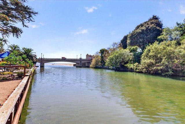 327 Riverview Avenue C, Capitola, CA 95010