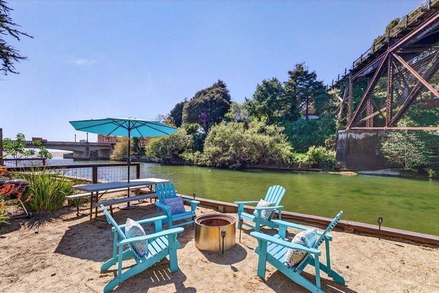 327 Riverview Avenue C, Capitola, CA 95010