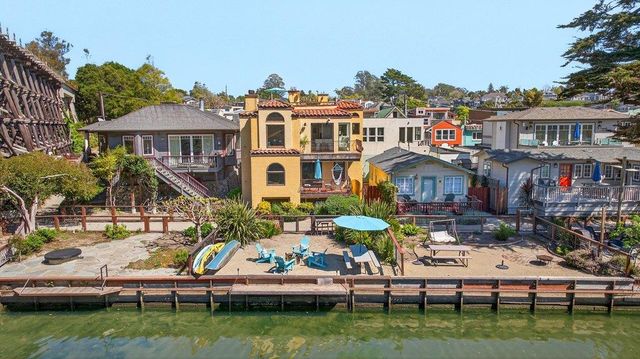 327 Riverview Avenue C, Capitola, CA 95010