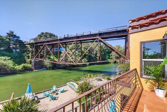 327 Riverview Avenue C, Capitola, CA 95010