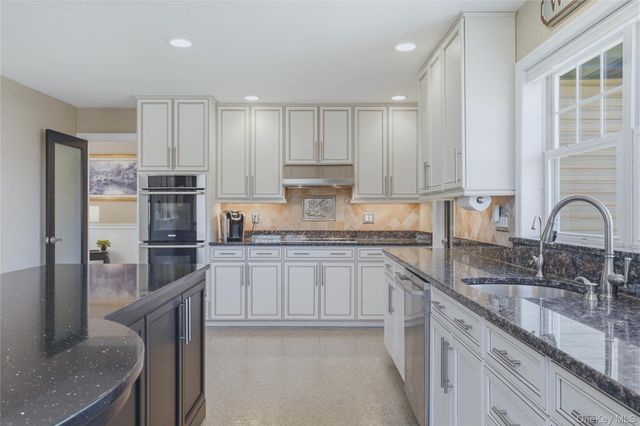 21 Nicole Way, Mahopac, NY 10541