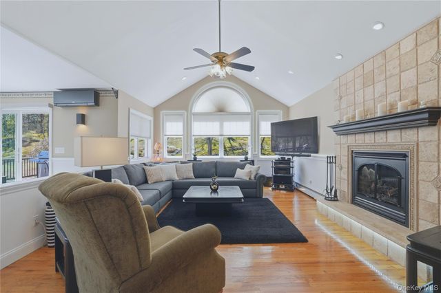 21 Nicole Way, Mahopac, NY 10541