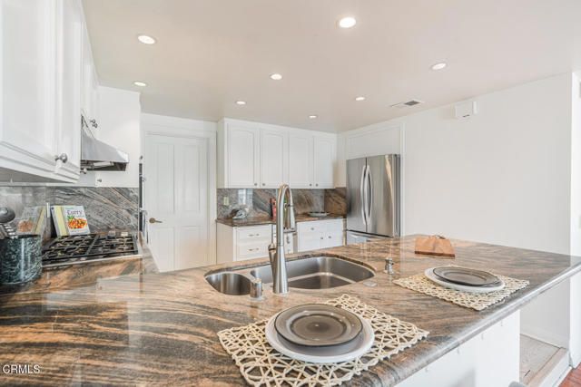 2221 Kingsbridge Lane, Oxnard, CA 93035