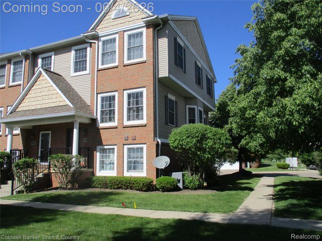 714 Eagle Drive, Fenton, MI 48430
