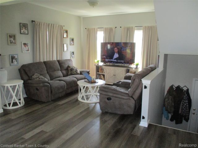 714 Eagle Drive, Fenton, MI 48430