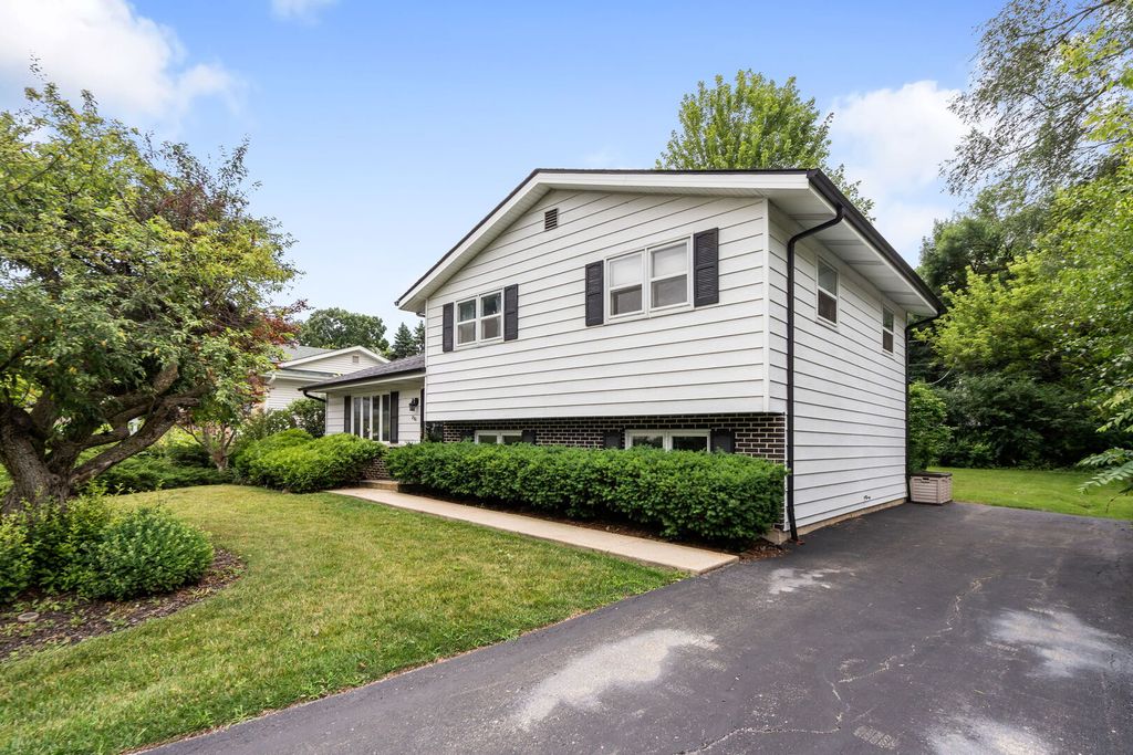 2301 Rolling Ridge Lane, Lindenhurst, IL 60046