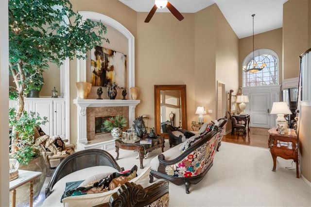 709 NE Lake Pointe Drive, Lee's Summit, MO 64064