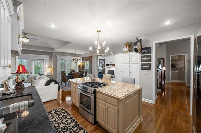 709 NE Lake Pointe Drive, Lee's Summit, MO 64064