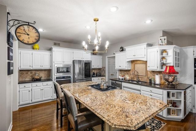 709 NE Lake Pointe Drive, Lee's Summit, MO 64064