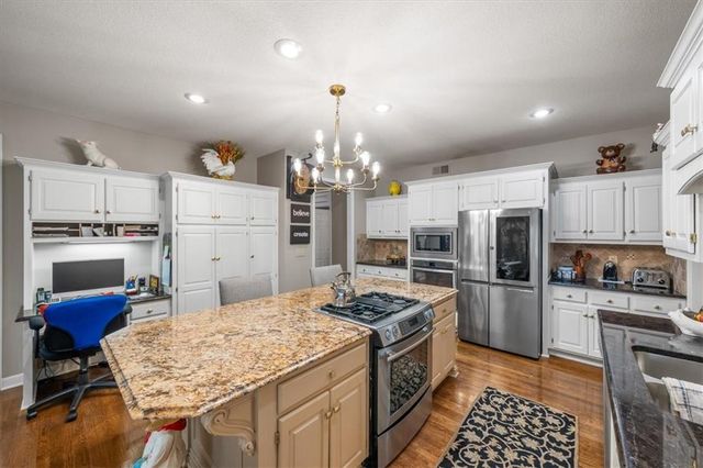 709 NE Lake Pointe Drive, Lee's Summit, MO 64064