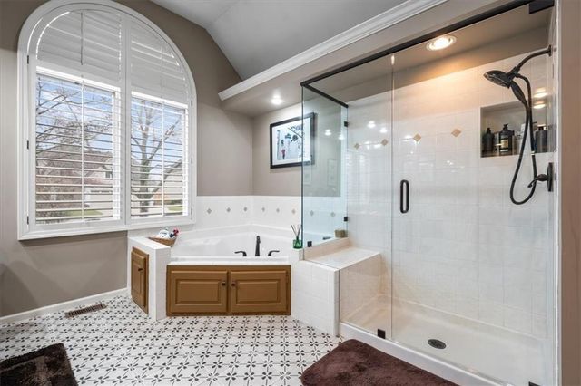 709 NE Lake Pointe Drive, Lee's Summit, MO 64064