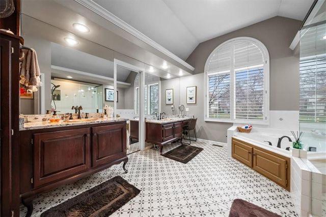 709 NE Lake Pointe Drive, Lee's Summit, MO 64064