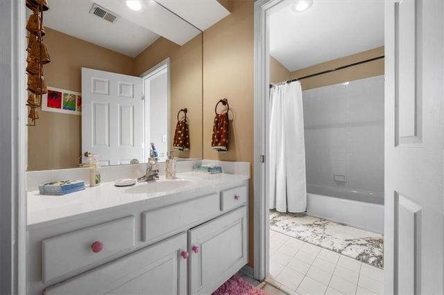 709 NE Lake Pointe Drive, Lee's Summit, MO 64064