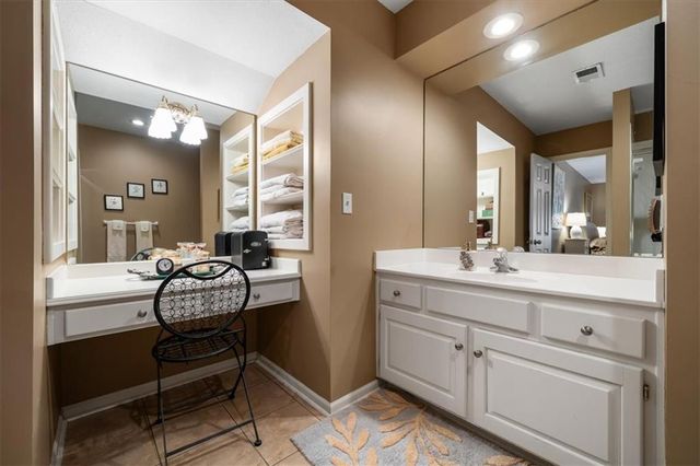 709 NE Lake Pointe Drive, Lee's Summit, MO 64064