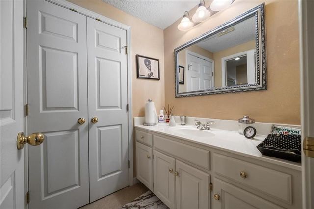 709 NE Lake Pointe Drive, Lee's Summit, MO 64064