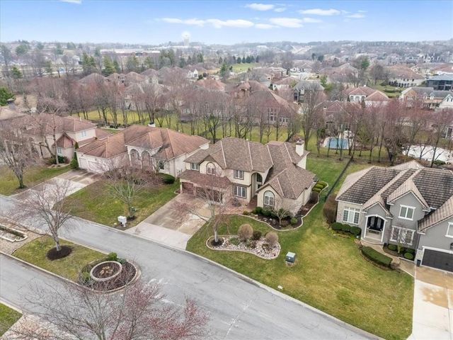 709 NE Lake Pointe Drive, Lee's Summit, MO 64064