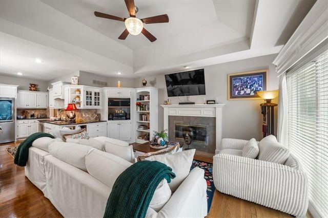 709 NE Lake Pointe Drive, Lee's Summit, MO 64064