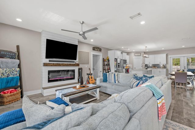 8914 Timber Lane, Navarre, FL 32566