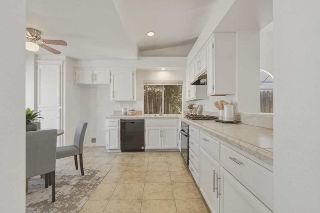 Image 2 of property listing at 2151 Glarner Street, Hollister, CA 95023