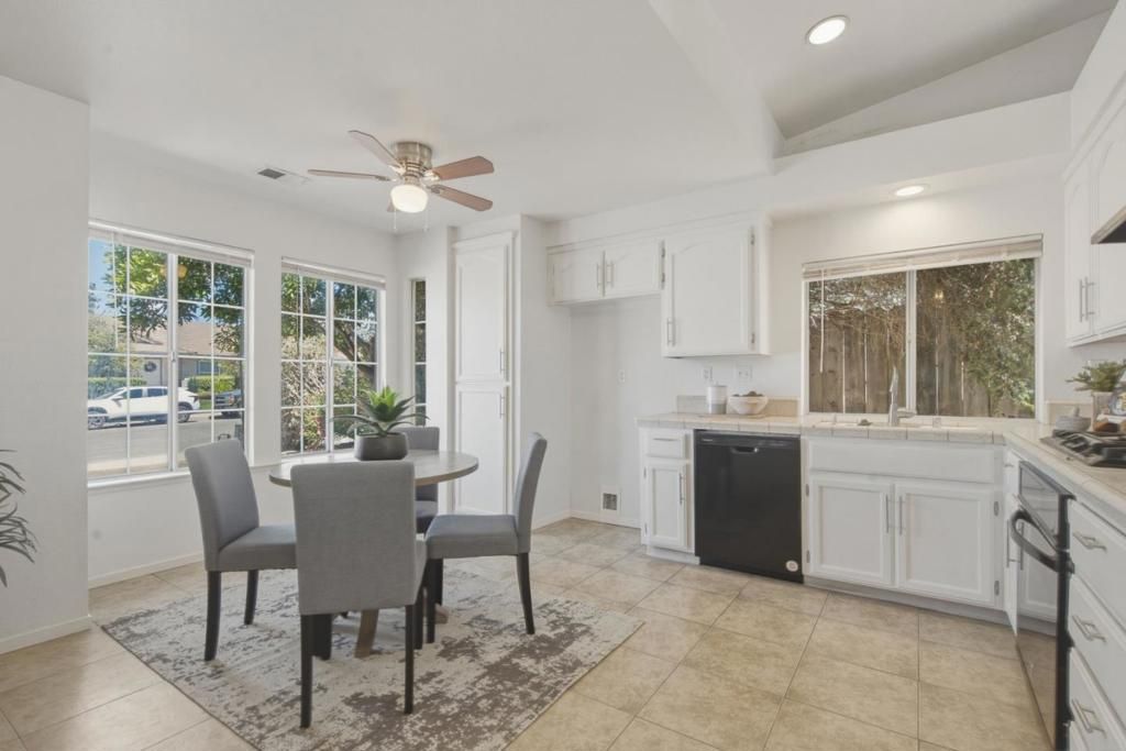 Image 3 of property listing at 2151 Glarner Street, Hollister, CA 95023