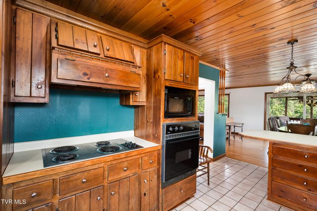 248 Lakeview Drive, Bluff City, TN 37618