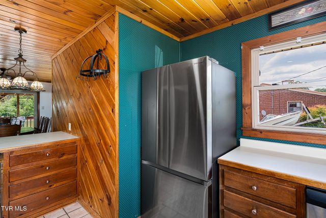 248 Lakeview Drive, Bluff City, TN 37618
