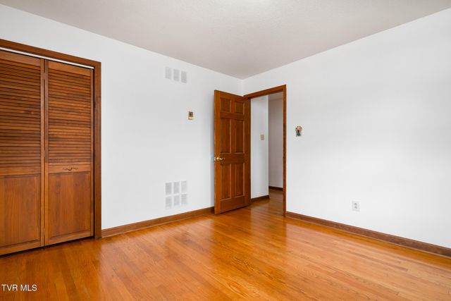 248 Lakeview Drive, Bluff City, TN 37618