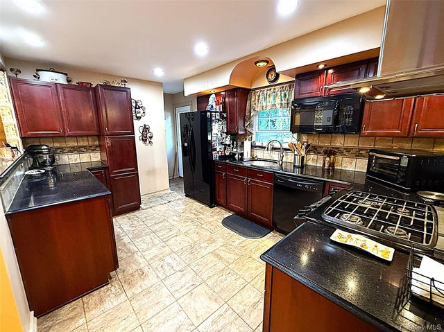 1 Heston Road, Shirley, NY 11967