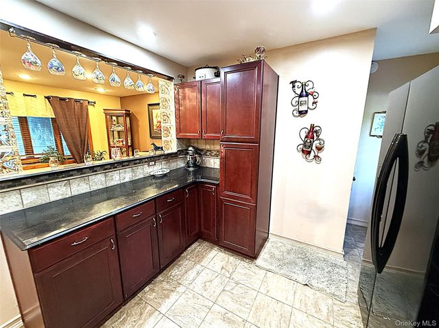 1 Heston Road, Shirley, NY 11967