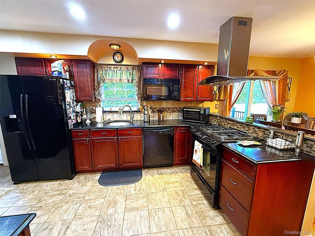 1 Heston Road, Shirley, NY 11967