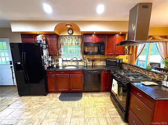 1 Heston Road, Shirley, NY 11967