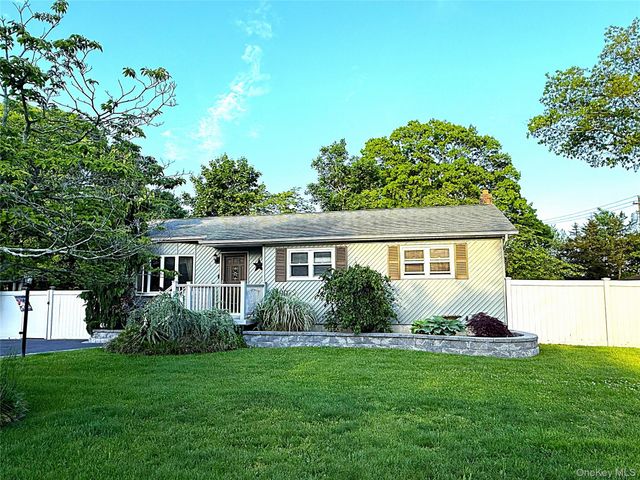 1 Heston Road, Shirley, NY 11967
