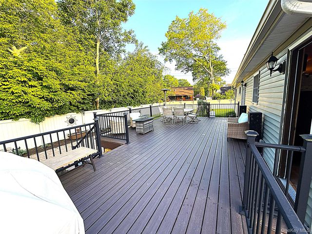 1 Heston Road, Shirley, NY 11967