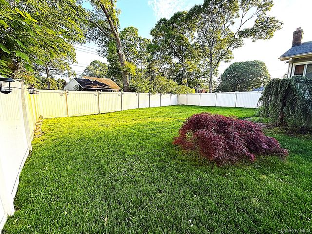 1 Heston Road, Shirley, NY 11967