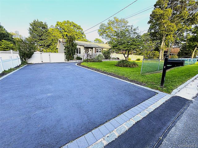 1 Heston Road, Shirley, NY 11967